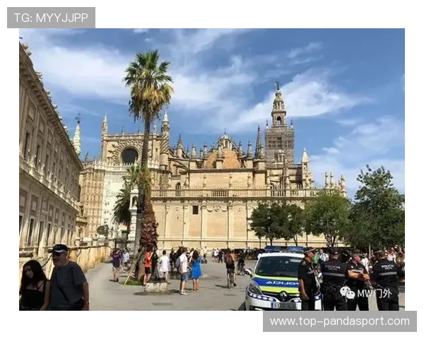 红白激情下的塞维利亚球迷狂欢与城市灵魂交织记